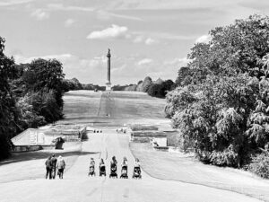 quatuor de poussettes avec au fond la colonne du duc de Malbrough, à Blenheim Palace