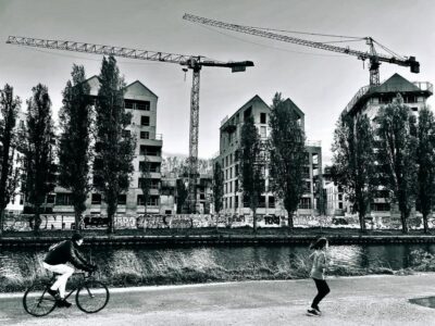 Joggeuse et vélo au bord du canal de l'Ourq