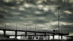 Trottinette sur une passerelle