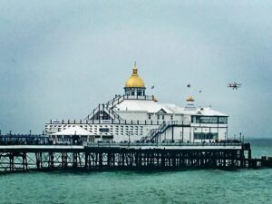 avion biplan au-dessus de la jetée d'Eastbourne