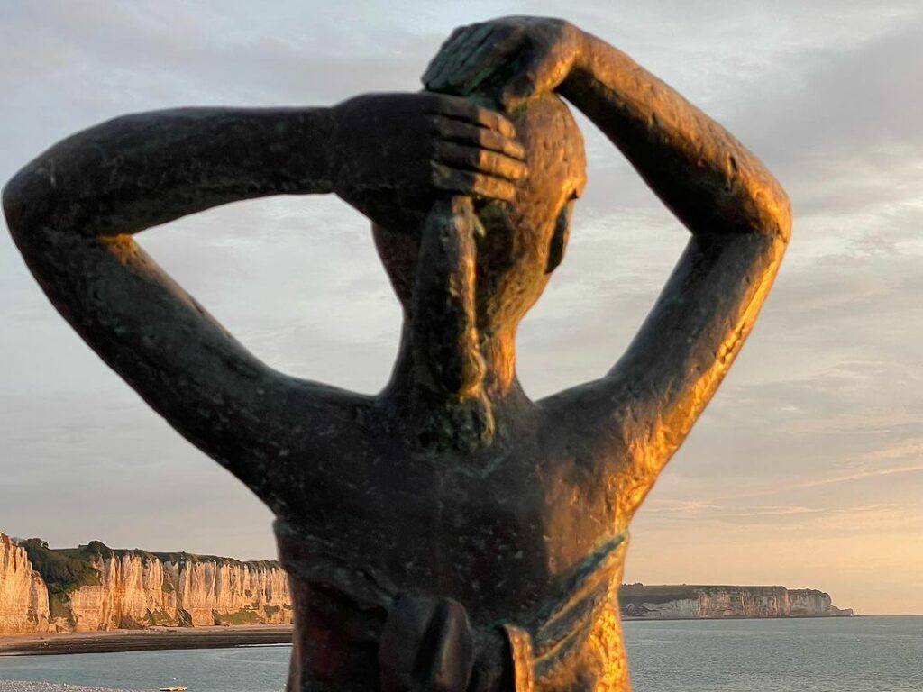 Statue "L'heure du bain" à Fécamp, face à Etretat