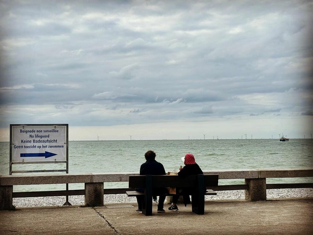 Vieux couple face à la mer, à Fécamp