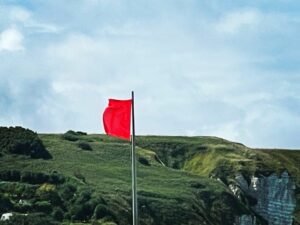 Drapeau rouge à Fécamp