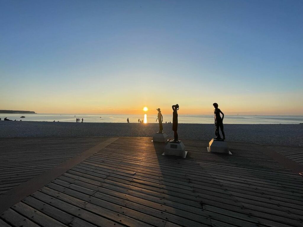 Statues "L'heure du bain", plage de Fécamp