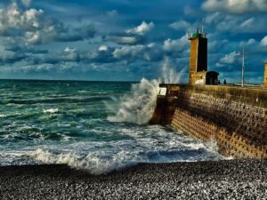 Phare de Fécamp et vague