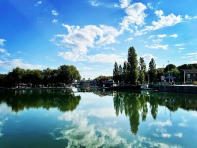 Arbres de la Villette se reflétant dans les eaux du canal Saint-Denis et du canal de l'Ourcq