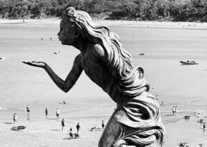 Statue devant la plage New Quay, au Pays de Galles