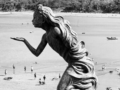 Statue devant la plage New Quay, au Pays de Galles