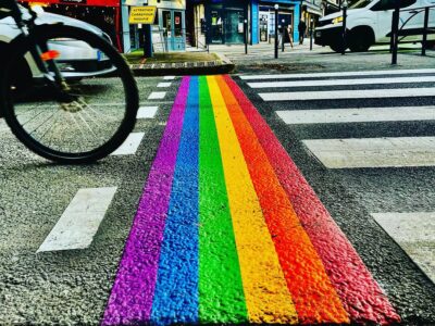 Rainbow flag LGBT peint au sol à Pantin