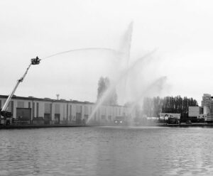 Jets d'eau de pompiers sur le canal de l'Ourcq à Pantin en 2018