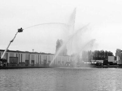 Jets d'eau de pompiers sur le canal de l'Ourcq à Pantin en 2018