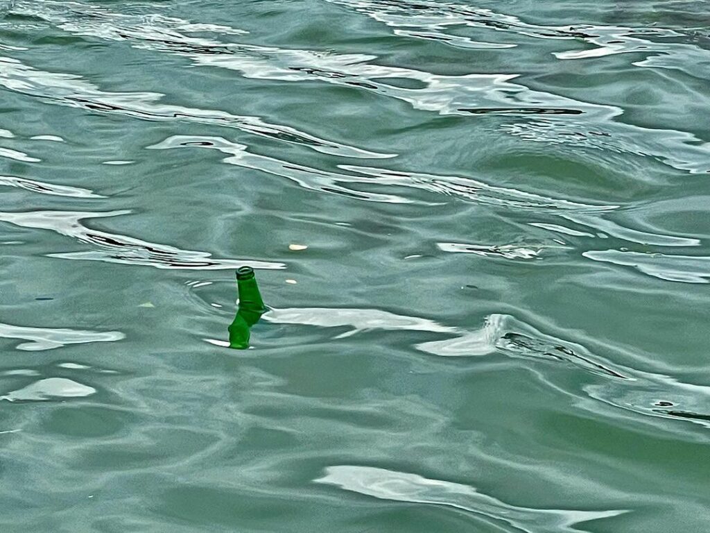 bouteille dans le canal de l'Ourcq