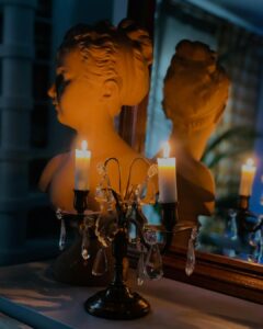 Buste et chandelier
