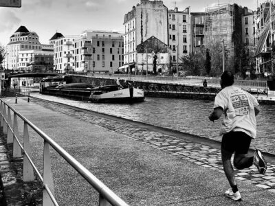 Jogger et péniche au bord du canal de l'Ourq à Pantin