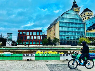 Grands Moulins de Pantin derrière un graffiti "No Justice no Peace" en 2023