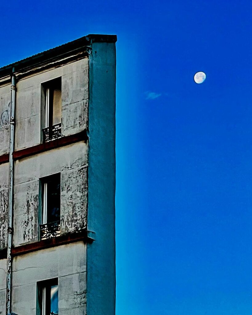 Lune et immeuble à Pantin