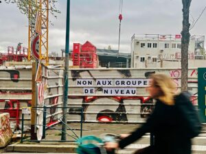 Collage contre les groupes de niveaux à Pantin