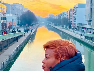 Femme aux cheveux orange devant le canal de l'Ourcq