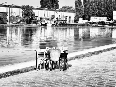 Table au bord du canal de l'Ourcq