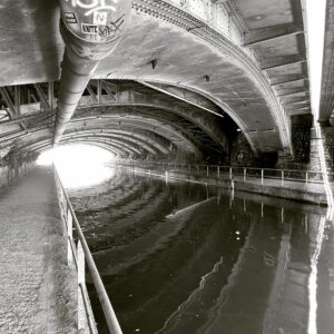 Canal de l'Ourcq, sous un pont