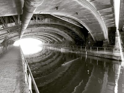 Canal de l'Ourcq, sous un pont