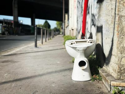 WC abandonné dans la rue à Pantin