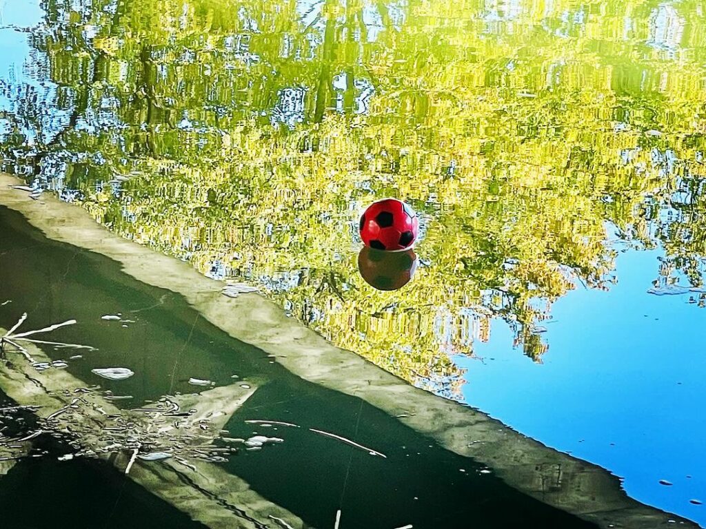 Ballon flottant sur le canal de l'Ourcq