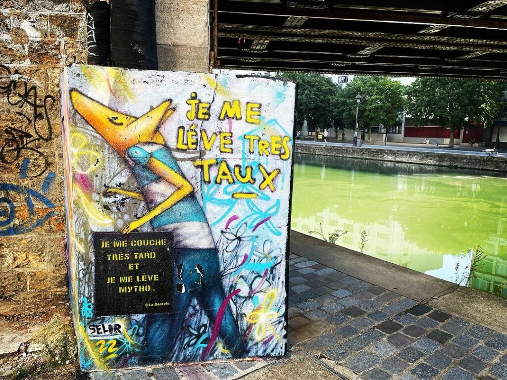 Dessin mural à Paris 19ème en 2023 : Je me lève très taux