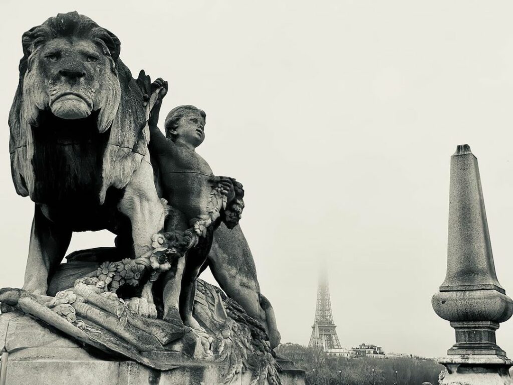 Lion du pont Alexandre III et Tour Eiffel dans la brume