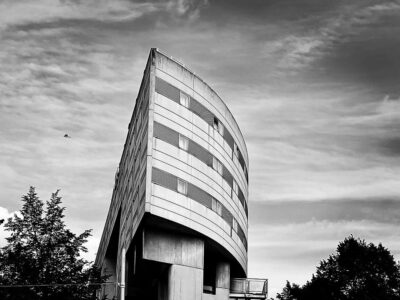 Immeuble en béton, porte de la Villette