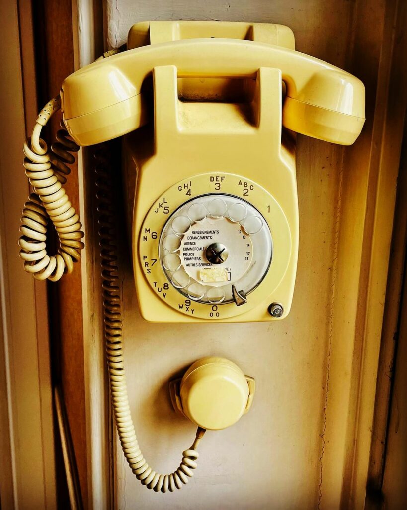 Un vieux téléphone à cadran