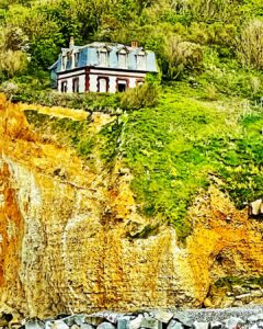 Maison au bord de la falaise à Saint-Pierre-en-Port en 2021