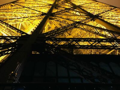 Tour Eiffel se perdant dans la brume