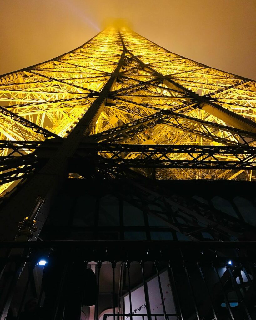 Tour Eiffel se perdant dans la brume