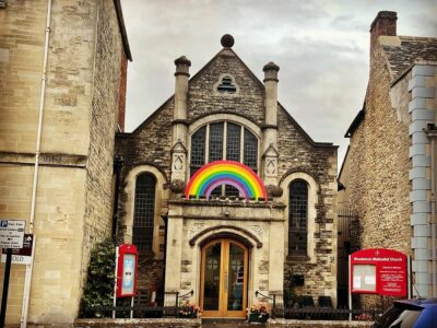 Eglise avec rainbow flag LGBT à Woodstock